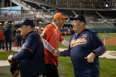 26 de septiembre de 2023: El senador Tim Kearney participa en el partido benéfico de softball legislativo 2023 Capitol All-Stars para luchar contra el hambre en Pensilvania.