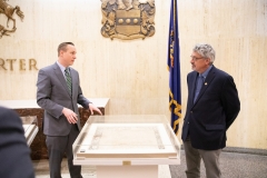 11 de marzo de 2019: Muestran al senador Kearney la Carta original de Pensilvania durante una visita al Departamento de Estado.
