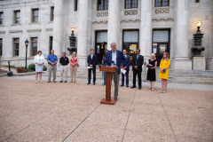 31 de agosto de 2021: Los senadores estatales John Kane y Tim Kearney organizaron una Vigilia del Día de Concienciación sobre Sobredosis para honrar las vidas perdidas por sobredosis.