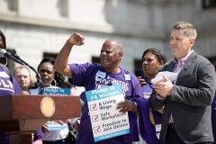 9 de abril de 2019: El senador Tim Kearney se une a SEIU en la manifestación del Capitolio estatal para mejorar los derechos de los trabajadores.