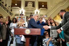 10 de abril de 2019: El senador Tim Kearney se une a sus colegas para presentar legislación para abolir el estatuto de limitaciones para una lista de delitos sexuales, independientemente de si la víctima era un niño o un adulto cuando ocurrió el crimen.