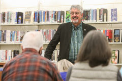 7 de marzo de 2022: El senador Tim Kearney organiza un ayuntamiento en la Biblioteca Sellers Memorial en Upper Darby.