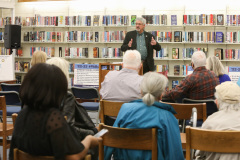 7 de marzo de 2022: El senador Tim Kearney organiza un ayuntamiento en la Biblioteca Sellers Memorial en Upper Darby.