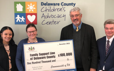 El senador estatal Tim Kearney apoya al Centro de Defensa de los Niños del Condado de Delaware con una subvención estatal