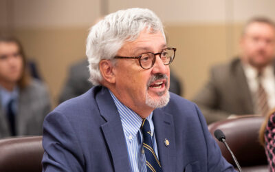 El senador Kearney aplaude el voto de la Comisión de Financiación de la Educación Básica para aprobar el informe de financiación de 2024 
